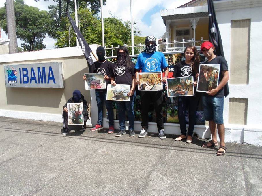 Manifestantes ficaram em frente o prédio do Ibama. (Foto: Frente de Libertação Animal / Divulgação)
